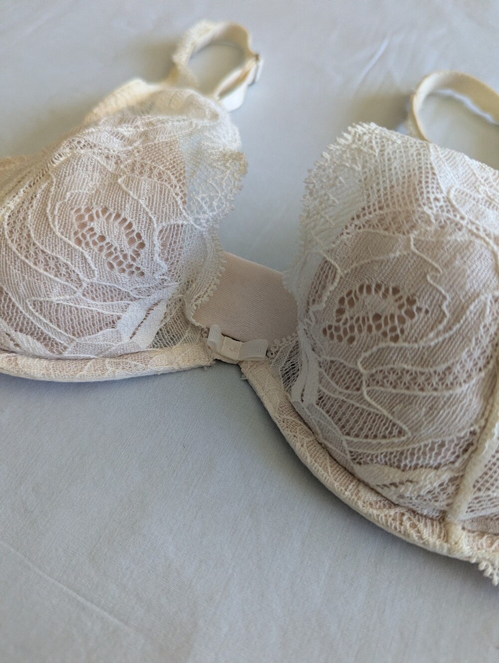 Calvin Klein Perfectly Fit Lace Plunge Bra - Picture 5 of 10